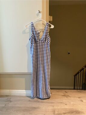 Old Navy Blue and White v-neck Gingham midi dress， size small